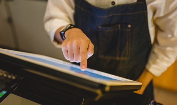 Foodservice worker using POS system